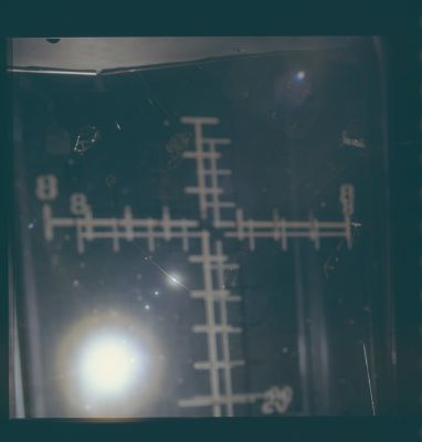 AS 13-62-8955 - Just like a mirror?
La versione "riparata" dal Lunar and Planetary Institute del frame AS 13-62-8955 chiarisce un vecchio mistero o ne crea di nuovi? In questo frame, come dicevamo "riparato", alcune Anomalìe esterne che ritenevamo di aver individuato in passato divengono (palesi) riflessi di dotazioni interne all'astronave.
Certo, i frames sono vecchi ed il digitale che viene usato per recuperarli può fare miracoli, ma... solo e sino ad un certo punto.
Noi non siamo in condizioni di dire di più; Voi, se volete, provate a confrontare questa versione di AS 13-62-8955 "riparata" con la versione, pure originale, ma..."danneggiata dal tempo" che trovate nella Sezione "Apollo: the early NASA Original Apollo Frames". 

E poi provate a svolgere qualche tranquilla considerazione.
Parole chiave: Controversial Frame