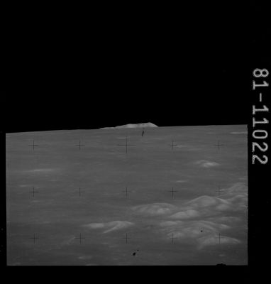 AS 15-81-11022 - Spitzbergen Montes
Image Collection:  70mm Hasselblad 
Mission: Apollo 15 
Magazine:  81 
Magazine Letter:  QQ 
Lens Focal Length:  500 mm 
Camera Look: n.a.
Camera Tilt:  70Â° 
Camera Azimuth:  335 
Film Type:  3401 
Film Width:  70 mm 
Film Color:  black & white 
Feature(s):  Montes Spitzbergen
Parole chiave: The Moon from orbit - Montes Spitzbergen
