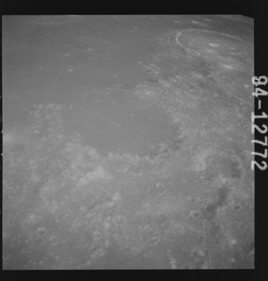 AS 15-94-12772 - The Moon is not too far away... (1)
nessun commento
Parole chiave: The Moon from orbit