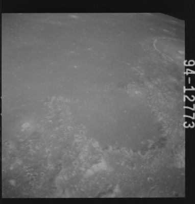 AS 15-94-12773 - The Moon is not too far away... (2)
nessun commento
Parole chiave: The Moon from orbit