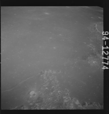 AS 15-94-12774 - The Moon is not too far away... (3)
nessun commento
Parole chiave: The Moon from orbit