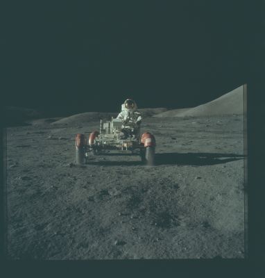AS 17-147-22525 - Where are you going?!?
EVA-1 at the LM. Gene Cernan (driver of the LR) approaches Jack Schmitt.

Parole chiave: Lunar Rover and Lunar Panorama