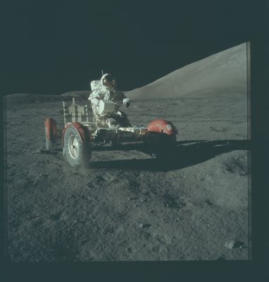 AS 17-147-22526 - Steering time
EVA-1 at the LM. Jack Schmitt took this picture as Gene Cernan approaches him on the LRV during the initial test drive. Note the dust being thrown up by the right-front wheel, even at very low speed.

Parole chiave: Lunar Rover and Lunar Panorama