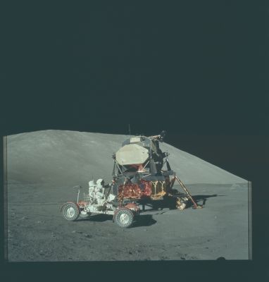 AS 17-147-22527 - Lunar Module and Lunar Rover
117:48:26 MT - This excellent picture shows Gene Cernan passing between Jack Schmitt and the LM during the initial test drive. Note the raised geopost behind the seats.

Parole chiave: Lunar Module, Lunar Rover and Panorama