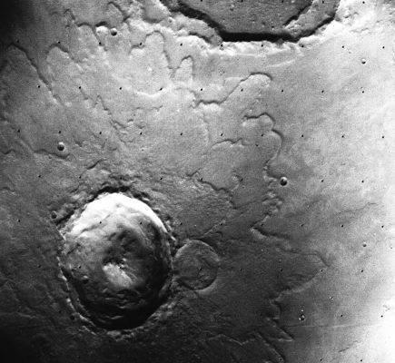 Mars: according to Viking 1 Orbiter
Una carrellata su alcuni bellissimi (e dimenticati) frames Viking 1 e Viking 2 i quali hanno il compito fondamentale (se non unico) di rammentarci che la tecnologia fotografica (e non solo), sin dalla metà degli Anni '70 (siamo nel 1975 per Viking 1 e nel 1976 per Viking 2), era già più che eccellente. Su Marte, e questo è il "messaggio" che vorremmo far passare - mentre guardate questi splendidi panorami orbitali - è che su Marte non siamo ancora andati (con Uomini) NON perchè non è possibile, o sicuro, o - magari - "profitable", come dicono in America.

Su Marte, oggi, AD 2006, non abbiamo ancora messo piede solo perchè - ... - non vogliamo.
Il resto (tutto il resto) è soltanto disinformazione, controinformazione e chiacchiere da bar.
Parole chiave: Mars from orbit