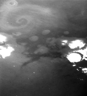 Mars, according to Viking 1 Orbiter - A Forming Martian Cyclone
Un'eccezione alla "regola", imposta dal Comitato Direttivo di Lunar Explorer Italia, di NON commentare questi frames. 
Una regola che violiamo (per forza...) vista la Natura STRAORDINARIA di questo frame il quale ci mostra la nascita di un - incredibile - Ciclone Marziano, osservato da un'altezza di circa 1200 Km.
Non siamo in grado di stabilire la natura dei rilievi bianco-brillanti (anche se riteniamo che si tratti di nuvole cariche di ghiaccio d'acqua) che costellano il resto del frame.

Senza parole: un frame incredibilmente chiaro, sebbene "vecchio" di trent'anni...
Parole chiave: Mars from orbit - Cyclone over Mars
