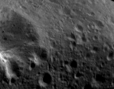 Different Lights, Different Visions
During the 28 days the NEAR Shoemaker Spacecraft circled Eros in a 200-Km (such as approx. 124-mile) altitude orbit, it imaged parts of the surface under a variety of lighting and viewing conditions. 
The different views of the surface allow study of small-scale morphology, analysis of albedo and color variations, and construction of topographic models from stereo images. 

This image, taken April 2, 2000, from a range of 199 Km (about 123 miles), shows the effects of lighting changes. At the bottom of the frame, sunlight illuminates the surface at a grazing angle. The strong shadows bring out subtle landforms like the gentle undulations in the surface, visible at the lower center. 
At the top of the frame, sunlight strikes the surface at a high angle and shadows become subdued, bringing out brightness variations like those on the wall of the large, 5,5-Km (3,4-mile) diameter crater at left. 

(Image 0130112939)
Parole chiave: Asteroids - 433-Eros