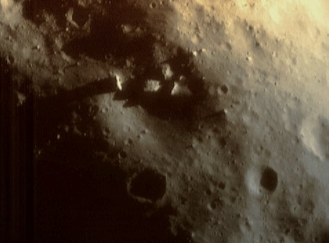 "Controversial" Outcrop in the Twilights (natural colors; credits: Lunexit)
Il dettaglio - inequivocabile - di uno dei più notevoli pseudo-misteri spaziali degli ultimi anni (ed oggi risolto, grazie alle immagini ulteriori della zona "incriminata" che abbiamo reperito).
Parole chiave: Asteroids - 433 Eros