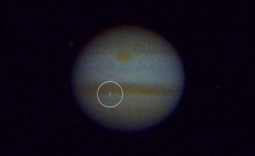 Another Impact on Jupiter?
UN ALTRO BOLIDE ("FIREBALL") su Giove? 

il giorno 20 Agosto 2010, alle ore 18:22 UT, un Astrofilo Giapponese, Masayuki Tachikawa, della città di Kumamoto, ha video-registrato quello che SEMBRA ESSERE l'aftermath di un impatto occorso sul Pianeta Giove.

Se l'ipotesi dell'impatto venisse confermata, questa sarebbe la terza volta in soli 13 mesi che gli Astrofili del Mondo intero rilevano segni di impatti su Giove. Gli eventi precedenti si sono verificati il 19 luglio 2009 ed il 3 Giugno 2010.

La maggiore speculazione che infiamma le più recenti discussioni riguardanti questo fenomeno ritiene che Giove possa essere colpito da bolidi (ed asteroidi?) assai più spesso di quanto si fosse finora ritenuto. 
E' (anche) per questo motivo che svariati Ricercatori insistono a chiedere la creazione di una rete mondiale di telescopi destinati a monitorare costantemente il Gigante Gassoso e quindi (laddove possobile) a misurare le velocità d'impatto. 

"Come l'evento del 3 giugno u.s., questo bolide non ha prodotto alcun residuo visibile", osserva comunque il Dr John Rogers, Direttore della sezione Giove della British Astronomical Association.
Parole chiave: Jupiter