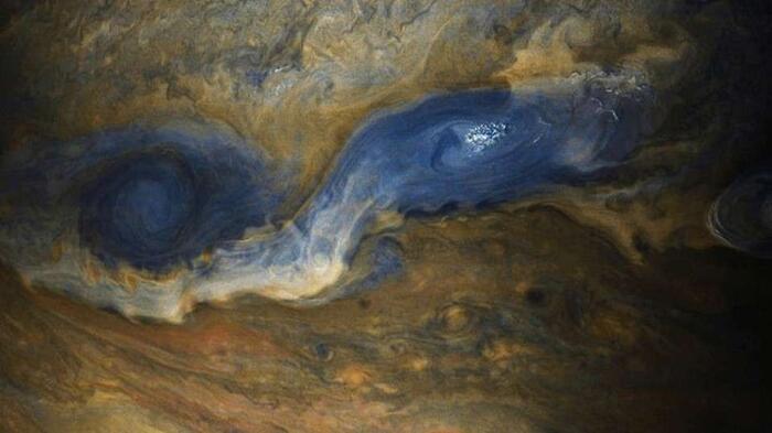 Gas Storms
Some background information: after a journey lasting more than five years, the Juno spacecraft arrived in orbit around Jupiter on July 4, 2016. Distance from Earth: 1.74 billion miles. On October 24, it performed its eighth close flyby, passing through the planet's cloud cover and approaching to within just 3,400 kilometers of Jupiter's surface. Its mission? To collect data and images of the largest planet in our Solar System to transmit to Earth.
After a delay (Initial Phase) in data transmission, due to a solar conjunction in which communications between Jupiter and Earth were interrupted by its excessive proximity to the sun, the information, stored within the Juno probe, arrived at NASA, and the results are astonishing. The images show the planet's mysterious North and South Poles, as well as gigantic gas storms.
While we wait for new Fly-Vyes, we show you some beautiful images transmitted by the probe relating to the gas giant, the fifth planet of the Solar System.
Parole chiave: Jupiter