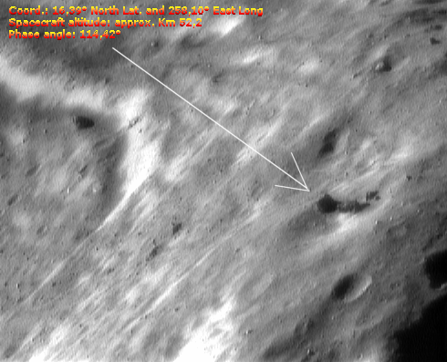 The "Pseudo-Dish" is gone...
Un nuovo "tassello", nella Saga delle Leggende di 433-Eros: la "Parabola". 

In questo frame, che riprende il nostro "oggetto misterioso" da un angolo visuale opposto rispetto a quello solito (e cioè l'angolo visto e stravisto nelle immagini che popolano Internet), anche l'Osservatore più sbadato potrà vedere e verificare che il rilievo il quale, per alcuni Appassionati di Anomaly Hunting, sembrava e/o assomigliava e/o era un oggetto discoidale (una sorta di "Parabola per la Trasmissione e/o la Ricezione di Segnali", si è detto e scritto), è in realtà un boulder vagamente rettangolare, che accede ad un outcrop di modeste dimensioni.
Maggiori dettagli ed informazioni al riguardo seguiranno nell'articolo che chiuderà la "Trilogia di 433-Eros", di prossima pubblicazione su TruePlanets.

Per Vostra opportuna informazione, il "Rilievo Controverso" (chiamiamolo in questo modo "neutro", così non facciamo torto a nessuno, si trova alle seguenti coordinate: 14,46° Latitudine Nord e 256,77° Longitudine Est). 
Parole chiave: Asteroids - 433-Eros