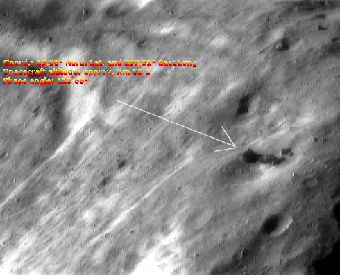 The "Pseudo-Dish" is gone...
Un nuovo "tassello", nella Saga delle Leggende di 433-Eros: la "Parabola". 

In questo frame, che riprende il nostro "oggetto misterioso" da un angolo visuale opposto rispetto a quello solito (e cioè l'angolo visto e stravisto nelle immagini che popolano Internet), anche l'Osservatore più sbadato potrà vedere e verificare che il rilievo che, per alcuni Appassionati di Anomaly Hunting, sembrava e/o assomigliava e/o era un oggetto discoidale (una sorta di "Parabola per la Trasmissione e/o la Ricezione di Segnali", si è detto e scritto), è in realtà un boulder vagamente rettangolare, che accede ad un outcrop di modeste dimensioni.
Maggiori dettagli ed informazioni al riguardo seguiranno nell'articolo che chiuderà la "Trilogia di 433-Eros", di prossima pubblicazione su TruePlanets.

Per Vostra opportuna informazione, il "Rilievo Controverso" (chiamiamolo in questo modo "neutro", così non facciamo torto a nessuno) si trova alle seguenti coordinate: 14,46° Latitudine Nord e 256,77° Longitudine Est). 
Parole chiave: Asteroids - 433-Eros