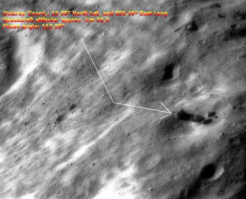 The "Pseudo-Dish" is gone...
Un nuovo "tassello", nella Saga delle Leggende di 433-Eros: la "Parabola". 

In questo frame, che riprende il nostro "oggetto misterioso" da un angolo visuale opposto rispetto a quello solito (e cioè l'angolo visto e stravisto nelle immagini che popolano Internet), anche l'Osservatore più sbadato potrà vedere e verificare che il rilievo che, per alcuni Appassionati di Anomaly Hunting, sembrava e/o assomigliava e/o era un oggetto discoidale (una sorta di "Parabola per la Trasmissione e/o la Ricezione di Segnali", si è detto e scritto), è in realtà un boulder vagamente rettangolare, che accede ad un outcrop di modeste dimensioni.
Maggiori dettagli ed informazioni al riguardo seguiranno nell'articolo che chiuderà la "Trilogia di 433-Eros", di prossima pubblicazione su TruePlanets.

Per Vostra opportuna informazione, il "Rilievo Controverso" (chiamiamolo in questo modo "neutro", così non facciamo torto a nessuno) si trova alle seguenti coordinate: 14,46° Latitudine Nord e 256,77° Longitudine Est). 
Parole chiave: Asteroids - 433-Eros