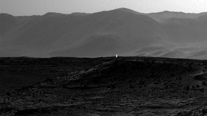 Over-Saturation Effect (detail) - Sol 589
Palese effetto da Sovra-Saturazione, dovuta ad oggetto metallico, cristallino (dunque altamente riflettente la luce del Sole) oppure emittente Luce Propria. Ma leggete cosa la NASA ha scritto...

"One possibility is that the light is the glint from a rock surface reflecting the Sun", NASA imaging scientist Justin Maki said to the Houston Chronicle. And then: "When these images were taken each day, the Sun was in the same direction as the bright spot, (such as) W/N-W from the Rover and relatively (maeaning???) low in the Sky".
In a statement made to Space.com, Maki added another possibility, i.e. that the light could be caused by the way Sunlight managed to hit Curiosity’s camera.
"The Rover Science Team is also looking at the possibility that the bright spot could be Sunlight reaching the camera's CCD [Charge-Coupled Device] directly through a "vent hole" in the camera housing, which has happened previously on other cameras on Curiosity and other Mars Rovers when the geometry of the incoming Sunlight - relative to the camera - is precisely aligned”. he said.

Della serie: "Troviamo un'obiezione (cioé stupidata) assurda e complicatissima che nessuno (o quasi) capirà mai. Così tutto va a posto". BRAVI! Obbiettivo raggiunto. Ma NON per "tutti"...

Ma c'é di più.

"The photo in question was taken on April 3 by Curiosity’s right-hand Navigation Camera, and shows what looks an awful lot like a bright, shining light off in the distance. NASA itself has not commented on the nature of the light, but UFO watchers have wasted no time suggesting it’s not natural and, therefore, a sign of alien life.
"This could indicate there there is intelligent life below the ground and uses light as we do," Scott Waring wrote on his UFO Sightings Daily website. "This is not a glare from the Sun, nor is it an artifact of the photo process. Look closely at the bottom of the light. It has a very flat surface giving us 100% indication it is from the surface”.
“Sure NASA could go and investigate it, but hey, they are not on Mars to discover life, but there to stall its discovery,” he concluded.

Others aren’t quite convinced. The editor of All About Space magazine, Ben Biggs, told The Daily Mail that people shouldn’t be leaping to such dramatic conclusions so quickly. “While the ‘light’ is as yet unexplained, it's quite a leap to assume that it has an intelligent source,” he said. “The public can afford to speculate wildly but NASA is an organization internationally renowned for credible science. It needs to exhaust every other likely explanation before it can begin to explore less realistic phenomena.” 
Although NASA has yet to release a statement, Doug Ellison of the agency’s Jet Propulsion Laboratory dismissed the idea that the light was proof of intelligent life. On Twitter, he told NBC News the beacon is a “cosmic ray hit,” noting that there is no light on the image taken by the left-hand navigation camera, which was also captured at the exact same moment.

Della serie: "Prima cosa negare, poi - semmai - investigare".

Ma, dico io, su cosa? Su un effetto di sovra-saturazione che conoscono anche i dilettanti? Ma non era "più facile" dire la cosa più ovvia ed anche più probabile? (magari anche un "out-gassing", tipo quelli che occorrono sulla Luna e danno vita ai TLP?) ... No. Tutto, tranne l'ovvio e l'altamente probabile. Raggi Solari incidenti su una "roccia" altamente riflettente (stupidata planetaria!); raggio (casuale) di Luce Solare che "inganna" la fotocamera del Rover (taccio per decenza...); Raggio Cosmico che "colpisce" la camera CCD del Rover (una possibilità su "n" miliardi...) e così via.

Ed allora io "deduco" - da quanto sopra - che o non sanno fare il "loro" mestiere (ergo sono incompetenti), oppure non sanno a cosa attaccarsi per giustificare e spiegare un evento altrimenti difficilmente (esclusa la sovra-saturazione) spiegabile. Povera NASA! E, soprattutto: poveri noi!

p.s.: io (a scanso di equivoci) NON dico né ho mai detto (rectius: scritto) che trattasi di "Segnale di Vita Intelligente"! Io ho solo scritto che le "spiegazioni" date dai "Fenomeni" della NASA sono improbabili (rectius: stupide). Tutto qui. Ne avete di "migliori"? Scrivete (senza limitarvi a leggere e, magari, a criticare o scopiazzare). Grazie.
Parole chiave: Martian Surface - possible Anomaly