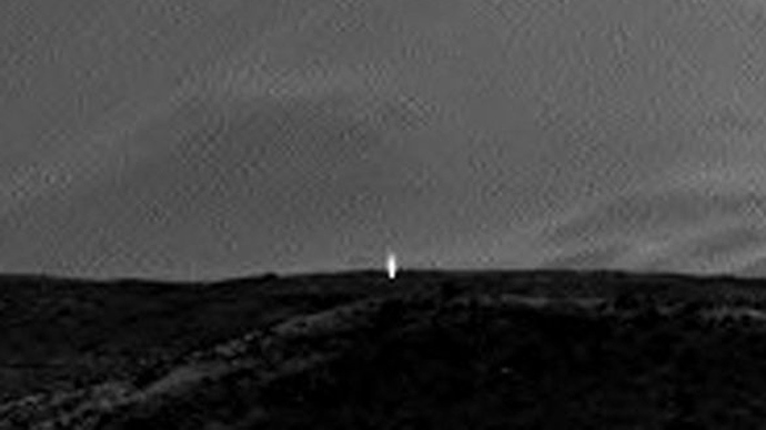 Fountain of Light or just another Hoax? 3 - Sol 589
Ma non lo vede anche un incompetente che quella Luce "sbuffa" verso l'alto? Ma come si fa a non vederlo?!? Un "Raggio Cosmico" che "impatta" la Camera CCD del Rover? Ma quando mai si è vista una cosa del genere? Quando??? MAI! E se non mi credete andate a guardarvi un tre/quattro centinaia di migliaia di frame (uno ad uno, ovviamente) e poi mi direte. E se avete idee od ipotesi migliori - mi ripeto - scrivete. Se non ne avete...Tenetevi le panzane (od anche "fesserie", a voler esser buoni) della NASA ben strette. E Auguri!...
Parole chiave: Martian Surface - possible Anomaly