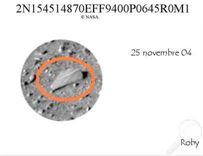 The "Iron"
Si tratta, probabilmente, di un frammento di roccia avente un'origine ignea; il fatto che essa si travi "isolata" e circondata da un gran numero di "debris" ci potrebbe anche indurre a pensare che essa sia la porzione maggiore (o una delle porzioni maggiori) di un macigno di maggiori dimensioni andato in pezzi. L'idea che si tratti di una roccia individuale (di modeste dimensioni) e non della porzione sporgente di un macigno interrato di dimensioni medio/grandi è supportata dal fatto che i bordi dell'intero dettaglio sono visibili e la sua porzione destra - Sx dell'Osservatore - proietta un'ombra al suolo. Un'altra considerazione è che il rilievo in oggetto potrebbe giacere nel sito in cui è stato ripreso da (relativamente) poco tempo (non notiamo accumuli di polveri/sabbie nei suoi pressi, nè la formazione di wind-tails in alcuna delle sue estremità.
Parole chiave: Martian Surface - Rocks, Sand and Debris