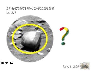 Bi-color Rock
La linea scura che caratterizza la porzione di roccia alla Vostra Dx potrebbe essere l'evidenza di quella parte di rilievo rimasta - per un periodo di tempo (supponiamo) alquanto lungo - interrata.
Impossibile dire quali sìano stati i motivi del "dissotterramento" (ammesso che la nostra speculazione sia corretta) della roccia isolata da Roby.
Da sottolineare la fattura esteriore della roccia (apparentemente liscia e levigata) in rapporto alle altre rocce che la circondano (per lo più appuntite).
Parole chiave: Martian Surface - Rocks, Sand and Debris