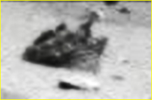 Who are You looking at? - Sol 2166 (EDM - credits for the research and add. process.: Ivana Tognoloni - Lunexit Team)
Questo intrigantissimo EDM non risolve il problema, ma sicuramente ci mostra qualcosa di difficilmente questionabile: la curiosissima "protuberanza con becco" individuata dalla nostra Amica e Partner Ivana Tognoloni non è un gioco di luci, non è un'ombra anomala e non è un'aberrazione ottica. 

Si tratta di una Surface Feature assolutamente genuina e, almeno per adesso, inesplicabile.

Di recente, un paio di Amici che ci leggono dagli USA hanno iniziato - a quanto pare piuttosto seriamente - a parlare delle "nostre" Pseudo-Rocce (nostre perchè il termine in questione lo abbiamo creato noi) come di "Martian Entities". 

In questa sede (ed in questo momento), non entriamo nel merito della Natura delle Pseudo-Rocce, ma ci limitiamo - semplicemente - ad invitarVi a guardare quello che c'è nei nostri Archivi e quindi, dopo aver riosservato con grande attenzione anche questa Feature, a domandarVi se è Logicamente (oltre che Statisticamente) possibile che TUTTE LE PSEUDO-ROCCE da noi individuate in sei anni di Ricerche possono essere sempre e solo chiaro/scuri ingannevoli, ombre (anomale e non) e sviste varie...

Grandi Complimenti ancora ad Ivana Tognoloni per la Dedizione e la Cura che mette nello svolgere questo (ingrato) Lavoro di Anomaly Hunter!
Parole chiave: Martian Surface - Controversial Surface Feature - "The Duck"