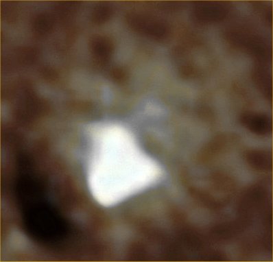 The Northern Lakes: Lake "Ginny" (EDM - Natural Colors; credits: Dr Paolo C. Fienga - Lunexit Team) 
Probabilmente (a differenza di quanto da noi supposto e speculato in passato) questa surface feature non è altro che un deposito di ghiaccio persistente - o di neve - il quale è sopravvissuto al disgelo sia grazie alla sua particolare posizione (in effetti giace leggermente infossato), sia in conseguenza di un benevolo regime dei Venti Dominanti (i quali non sono riusciti a spazzarlo via).
Certo, potrebbe anche trattarsi di un mini-laghetto, però...
Parole chiave: Mars from orbit - Vastitas Borealis