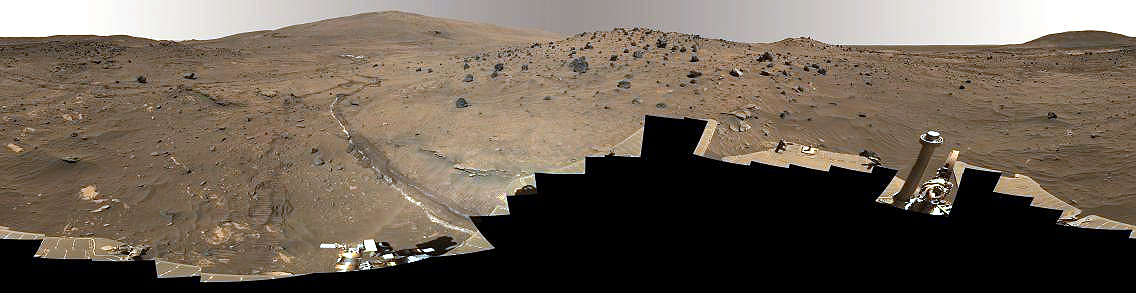Beautiful Panorama - Sol 1001 (possible natural colors; credits: Roberto Tremolada)
Da parte del nostro Caro Amico, Roberto Tremolada, una bellissima interpretazione in possibili colori naturali del panorama che circondava il MER Spirit intorno al Sol 1001.
Come vedete, una volta trovato il modo (e le "tecniche" per riuscirci sono svariate) di eliminare - in tutto od in parte - l'eccesso di Dominante Rosso/Arancio (e su questo punto vogliamo essere chiari: noi suggeriamo di eliminare "l'eccesso" di Dominante, NON la Dominante "in sè" la quale, a nostro parere, costituisce una caratterizzazione naturale ed effettiva dell'ambiente Marziano!), il Pianeta Rosso dai Cieli Rossi (e/o Gialli/Verdi/Butterscotch et sim.) diventa una Pianeta decisamente simil-terrestre, il cui Cielo oscilla, in termini di colori (n.b.: il colore dipende dall'ora del giorno, dalla Stagione e dalla O.A.), fra un blando celeste - che poi degrada verso il blu ed il nero (ore della mattina ed O.A. bassa) -, il giallo pallido - che degrada verso l'arancio scuro e poi il nero (ore del pomeriggio ed  O.A. elevata) ed il blu scuro, con orizzonte lontano aranciato e via a degradare verso il nero (ore del tardo pomeriggio e della sera ed O.A. bassa). 
Per quanto attiene i foto-mosaici (come questo), Vi ricordiamo che essi incorporano e racchiudono in un tutt'uno delle foto scattate in diverse ore del giorno ed in diversi giorni e mostrano il Cielo in prevalenza di colore grigio, con riflessi ora celustrini ed ora giallastri.

Complimenti e Congratulazioni all'Amico Roberto Tremolada per il risultato raggiunto e per lo spunto offertoci!
Parole chiave: Mars Panorama