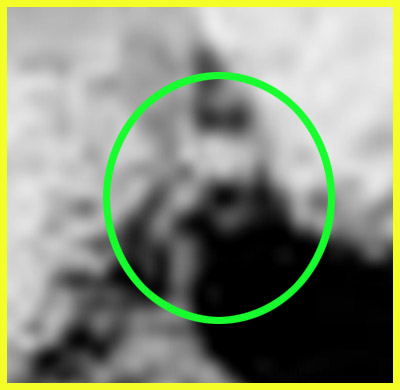 Xenomorph? (EDM n. 2; credits: Ivana Tognoloni)
Guardate con attenzione questo secondo EDM: la forma del dettaglio è così evidentemente (e diremmo sfacciatamente) antropomorfica, da farci pensare che si possa trattare REALMENTE di qualcosa di SIMILE ad una Creatura di tipo simil-Terrestre (se non altro nelle forme), ancorchè la sua Biologia possa essere radicalmente differente.

I "comportamenti" di queste "Creature", poi, sono (o almeno sembrano) essere caratterizzati da una costante: queste Entità sbucano dal suolo, o dall'interno di rocce (pseudo-rocce), e osservano il Rover - cercando di non esporsi. 

Saranno forse attratte dal rumore che il Rover emette, sebbene questo sia debole e distante (ricordate che i suoni, sulla Superficie di Marte, si trasmettono molto diversamente - più "lenti" e "deboli" - rispetto a quanto accade sulla Terra)? 
O sono attratte, semplicemente, dal movimento del Rover? 
Oppure stiamo solo continuando a prendere abbagli su abbagli, vedendo cose che non esistono e/o travisando il contenuto di rilievi reali?

Pensate, ancora una volta, al Rasoio di Okkam, alla Grandezza dell'Universo ed alla limitatezza della nostra (attuale) Scienza e Conoscenza, e poi provate a darVi una risposta da soli...

E Grandissimi Complimenti ad Ivana Tognoloni!
Parole chiave: Martian Surface - Extremely Controversial Surface Feature