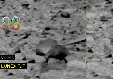Extremely unusually-looking Surface Feature: The "Martian Beaver" (a GIF-Movie by Giorgio Picciau - Lunexit Team)
La configurazione esteriore di questa Pseudo-Roccia (originariamente individuata dal bravissimo Dr Marco Faccin, e quindi assai di recente ripresa in considerazione dal nostro Amico e Parther Americano, Iggy Makarevich) è davvero peculiare ed il cambio (leggero) di prospettiva esistente fra la ripresa del Sol 398 e quella del Sol 399 non fa altro che evidenziare l'oggettiva peculiarità di questa bizzarrìa della Natura.

Secondo alcuni Lettori, potremmo essere davanti ad una Forma Vitale Locale; secondo altri, invece, è solo la bassa qualità del frame (unita alla forma decisamente simil-antropomorfa del rilievo) che suggerisce alla mente la considerazione di eventualità Esotiche che, nella realtà, non esistono.

Il nostro Grande Amico e da tempo Partner del Lunexit Team, Giorgio Picciau, a questo punto, ci suggerisce una visione rapida (un filmato GIF, insomma) del rilievo, così come esso ci appare a cavallo dei Soles 398 e 399. Una visione rapida che, effettivamente, rende la (va detto, comunque bizzarra) Surface Feature ancora più intrigante e, per certi versi, misteriosa.

Insomma: si tratta di una Roccia dalla forma bizzarra, di una Pseudo-Roccia o di una Creatura Locale di modestissime dimensioni? I Vostri commenti, come sempre, saranno apprezzati.
Un Grande Ringraziamento, come ovvio, a Marco Faccin, Iggy Makarevich e Giorgio Picciau per i contributi e la costante Passione che, da anni, mostrano verso queste sempre affascinanti "Martian Oddities"...


Parole chiave: GIF-Movies - Martian Surface - Controversial