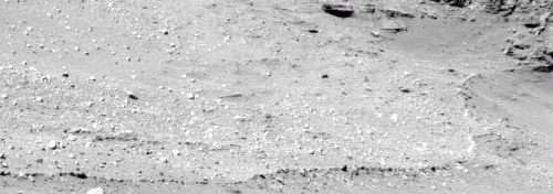 Waiting for "something" to happen... - Sol 813 (GIF-Movie; credits: Dr Marco Faccin)
Durante le peregrinazioni dei due Rover (ma, soprattutto, durante la marcia di Spirit) ci siamo imbattuti tante volte i rilievi curiosi i quali, se li avessimo trovati sulla Terra, non avremmo esitato un solo istante a definirli "tane". Già, se fossimo stati sulla Terra. Ma su Marte? Come fare a parlare di "tane" su Marte, senza risultare - quanto meno... - un pò "naif" e sprovveduti? Eppure, dato che a noi piace, di quando in quando, essere "naif", abbiamo deciso di lanciarVi una provocazione: e se il rilievo che vediamo in questo frame fosse REALMENTE una tana? E se l'ipotesi "tana" l'avessero avanzata anche i nostri Amici di Pasadena? Come spiegare, altrimenti, la ripresa effettuata da Spirit e che viene qui montata in un suggestivo GIF-Movie dal bravissimo Dr Faccin?
Ma lasciamo che sia Marco a parlare e poi Voi, se vorrete, scriveteci quello che  pensate:"...l'"aspetto" è una tecnica di pesca subacquea, praticata dagli apneisti: ci si posiziona in prossimità di una tana tra gli scogli, si sta fermi, con l'arbalete puntato, a pelo d'acqua e con il boccaglio - ovviamente - fuori, così l'attesa può proseguire anche per parecchio tempo. Qua Pasadena ha fatto la stessa cosa:
l'"aspetto" alla tana. Ovviamente non è uscito un pesce, ma i tecnici - a mio parere - aspettavano.....qualcosa. Le riprese vanno dalle ore 11:55:24 alle 12:02:57 MLT.
E questi sono i fatti: il Rover era fermo e si nota il dondolio provocato dal vento o dall'oscillazione indotta dai suoi movimenti "interni" (anche se sono propenso per il vento - del resto la pancam offre un certo effetto "vela". E questo è tutto".

E, a nostro avviso, questo è già moltissimo. Forse da Pasadena non si aspettavano, come dice l'ottimo Dr Faccin, un "pesce" ma - chissà? - un getto di fumo, del vapore, un "segno" di vita o di movimento di un qualche tipo, insomma.

La nostra sensazione - e lo sapete da tempo - è che esista qualcosa di "vivo" (o, quantomeno, di "attivo" e di "mobile") al di sotto della superficie di Marte. E, sempre a nostro parere, una tale sensazione ce l'hanno anche a Pasadena...Sebbene non lo vogliano ammettere (e, probabilmente, non lo ammetteranno mai).

Complimenti al Dr Faccin, quindi: splendido Lavoro e splendida "provocazione"!...
Parole chiave: GIF-Movie