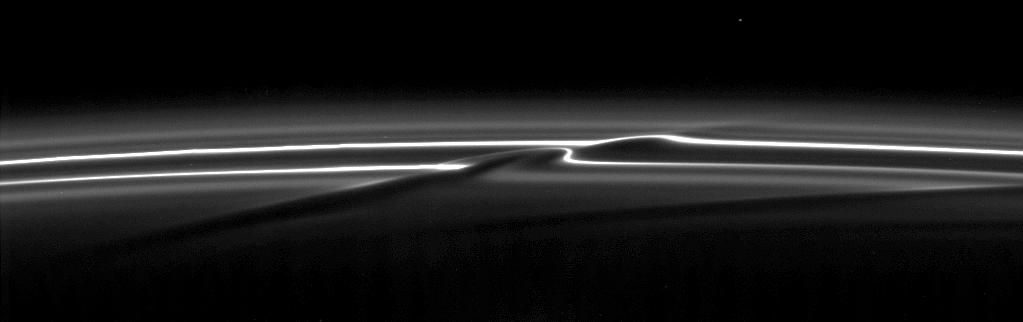 Streamer Channel
Ok: quando Lunexit "chiama", la NASA...risponde! Pubblicata oggi (11 Novembre 2008) sul Planetary Photojournal, ecco la risposta NASA alla nostra illazione: la "vibrazione" dell'Anello "F" di Saturno è, effettivamente, uno Streamer Channel, provocato dalla Luna Pastore Prometheus.
L'effetto vibrazionale appare, nel filmato GIF del Dr Barca, più eclatante (e quindi fisicamente impossibile) solo perchè la ripresa - in quel primo contesto - era stata effettuata da una distanza inferiore ai 970.000 Km di questo frame.

Dunque nessuna "Onda Gravitazionale", ma solo uno Streamer Channel (ossìa un "canale" che viene scavato - letteralmente - da Prometheus quando attraversa l'Anello "F" di Saturno, e cioè una volta per orbita) particolarmente grande e ripreso da (relativamente) vicino.

Questa parte del Mistero, quindi, è risolta. Peccato che la NASA non ci abbia detto nulla, invece, dell'Oggetto Anomalo, ma chissà, magari in futuro...

Caption NASA:"The Cassini spacecraft focuses on a streamer-channel feature in Saturn's F-Ring. 
These features are created by the moon Prometheus as it closely approaches the Ring once per orbit (see also PIA08397). 

This view looks toward the unilluminated side of the Rings from about 36° above the Ring-Plane.The image was taken in Visible Light with the Cassini Spacecraft narrow-angle camera on Sept. 30, 2008. 
The view was acquired at a distance of approx. 970.000 Km (such as about 602.000 miles) from Saturn and at a Sun-Ring-Spacecraft, or Phase, Angle of 45°. 
Image scale is roughly 5 Km (about 3 miles) per pixel".

Parole chiave: Saturn's Rings - Streamer Channel in the "F-Ring"