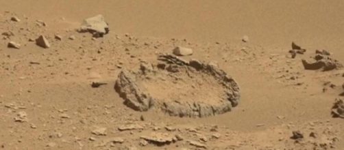 Is this "thing" a Grave, a fruit of the Nature (pseudo and small Impact Crater), a Symbol or just nothing?
You tell me!
Parole chiave: Martian Surface - possible Anomaly