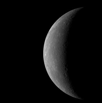 Crescent Mercury
As NASA’s MESSENGER neared Mercury on January 14, 2008, the Spacecraft took this image of the Planet’s full crescent. 
The image shows portions of Mercury previously seen by Mariner 10, but when Mariner 10 flew by the Planet at each of its encounters, the Sun was nearly overhead. For this MESSENGER flyby, in contrast, the Sun is shining obliquely on Regions near the day/night boundary (called the Terminator) on the right-hand side of the crescent, revealing the surface topography. 
This image illustrates how MESSENGER, during its future flybys and subsequent orbital mission, will teach scientists much about the portion of Mercury already imaged by Mariner 10.
Parole chiave: Mercury Fly-By