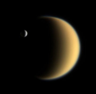Titan in possible True Colors (credits: NASA)
Attraverso l’oculare di un (anche) modesto telescopio, Titano, il più grande satellite naturale del pianeta Saturno, appare come un corpo puntiforme che splende debolmente di un delicato color giallo-pallido.
Si tratta di un oggetto celeste reso affascinante dalla sua posizione – apparentemente assai prossima – rispetto al Gigante Anellato (la sua distanza angolare da Saturno non supera mai i 20 raggi saturniani), ma certo non si può dire che Titano, in sé, riesca a suggerire particolari interessi e curiosità visive, anzi: nessun rilievo superficiale di questo Mondo, infatti, risulta discernibile nelle osservazioni effettuate da Terra (nemmeno usando le più sofisticate ed avanzate tecniche fotografiche) e, come abbiamo appreso grazie alle immagini ottenute dalle Sonde Voyager prima e dall’Orbiter Cassini poi, anche da distanza (relativamente) ravvicinata questo mondo risulta alquanto indecifrabile (anche se occorre dire che, già dalla metà degli Anni ’70, l’effettuazione di una serie di osservazioni ripetute di Titano – effettuate usando i più grandi telescopi terrestri al tempo disponibili – aveva, peraltro correttamente, suggerito agli Astronomi una sostanziale NON uniformità, in termini di albedo, della sua superficie la quale venne ben interpretata, sin d’allora, come indice della possibile presenza di aree superficiali sensibilmente disomogenee ed equiparabili a continenti).


Parole chiave: Saturn's Moon - Titan