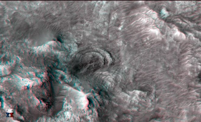 The Dawn of "X-Mars": the Dam (ctx frame - High-Def-3D; credits: Dr M. Faccin & Lunar Explorer Italia)
Per gli Appassionati di Misteri e di Eso-Archeografia, apriamo una nuova Sezione di Lunar Explorer Italia che abbiamo deciso di chiamare "X-Mars". 

Ma perchè "X-Mars"? Perchè qui troverete i profili ed i rilievi superficiali Marziani più AFFASCINANTI ed INTRIGANTI che sìano mai stati individuati (altro che "Sfinge di Cydonia"...), MA SENZA INDICAZIONE DEL FRAME DI RIFERIMENTO e SENZA INDICAZIONE DEL LUOGO IN CUI ESSI SI TROVANO.
Il motivo di questa - radicale, ma necessaria - scelta è molto semplice: purtroppo abbiamo notato che i Lavori pubblicati sulle nostre pagine vengono - sempre più di frequente - ripresi e riutilizzati in altri Siti (Public Forums inclusi) senza citazione della loro Fonte. 
In altre parole: il nostro Lavoro viene prelevato ed usato altrove - e sin qui va bene, anzi: ci ONORA! - MA SENZA CHE CI VENGA MAI DETTO NEPPURE "GRAZIE PER L'AIUTO" - e questo NON va bene e, anzi, ci fa parecchio inquietare... -. 

Le informazioni contestuali di riferimento dei singoli frames pubblicati su "X-Mars", ove richieste, verranno comunque comunicate MA IN PRIVATO - rigorosamente - E SOLO in favore dei nostri Iscritti (Amici, Partners, Collaboratori Esterni).

Vedete, cari Amici, la Ricerca Professionale sui frames NASA - ORIGINAL non può essere fatta solamente sulle immagini che vengono - letteralmente - "gettate sulla Rete" a beneficio di semplici curiosi ed appassionati "leggeri": essa DEVE essere operata lavorando sul materiale NASA-RAW, espresso nella sua qualità più elevata. 
E questo materiale va cercato (e non solo non è facile ma anzi, talvolta, è pure costoso...), va analizzato (e per farlo ci occorrono softwares appropriati e centinaia di ore di tempo e di fatica) e va processato (perchè se stessimo ad aspettare la NASA...moriremmo di noia e di vecchiaia senza aver visto nulla!) prima di essere divulgato al Pubblico.

I "Maestri" della Ricerca Eso-Archeologica "Commerciale", sia in USA che in Italia ed altrove, come forse già sapete, NON USANO I FRAMES NASA-RAW Original per fare le loro illazioni, bensì le loro versioni compresse o, PEGGIO, le loro versioni "virtualizzate" (note anche come "pseudo-fotografie): versioni queste, non solo SCADENTI (nel 99% dei casi), ma anche FUORVIANTI (nel 100% degli stessi)! 
Versioni buone solo per scrivere libelli e per fare conferenze in cui esporre, ad un Pubblico entusiasta, ma assolutamente impreparato, teorie balzane - ma acutamente caratterizzate dal privilegio di essere ASSOLUTAMENTE INDIMOSTRABILI! - e pseudo-scoperte che, in realtà, sono soltanto specchietti per allodole e strumenti di business.

Siamo troppo "duri"? No, Cari Amici, no: credeteci. Siamo solo "adulti e vaccinati".
Facciamo questo Lavoro da anni, lo facciamo no-profit e lo facciamo bene: il nostro Fine Ultimo è FARE DIVULGAZIONE ergo, anche se l'obbiettivo è ambizioso, CREARE CONOSCENZA E CULTURA.

Conoscenza e Cultura prive di sensazionalismi e di isterismi e fatte senza "bussare a quattrini". Il che, a nostro avviso, ci rende davvero UNICI.

Sopravviveremo alla nostra "Politica Idealistica"? Probabilmente no: è solo questione di tempo prima che ci si debba arrendere ai costi, sempre più alti, connessi a questo Lavoro. Prima o poi dovremo "piantarla lì": lo sappiamo.

Ma sino a che quel momento non arriverà, noi continueremo ad offrirVi il meglio dello Spazio e, in questa fattispecie, il meglio che ci giunge da Marte: un Mondo, forse, molto più vivo di quanto si creda e si pensi e, DI CERTO, un Pianeta molto più affascinante di quanto, sino ad ora, si è anche solo potuto immaginare...

Buona Lettura!

Dr Paolo C. Fienga - Lunar Explorer Italia (Presidente e Socio Fondatore)

§§§

In questo frame: un rilievo superficiale MAI INDIVIDUATO PRIMA (e localizzato dal nostro Dr Marco Faccin) il quale si sviluppa in due spettacolari archi concentrici, posizionati sul fianco di un'altura ed al di sopra di una evidente depressione che, un tempo, poteva anche costituire un bacino lacuale. 
Che cosa potrebbe essere? Ma è ovvio: una "Diga"! 
Parole chiave: Mars from orbit - Extremely controversial Surface Feature: "The Dam"