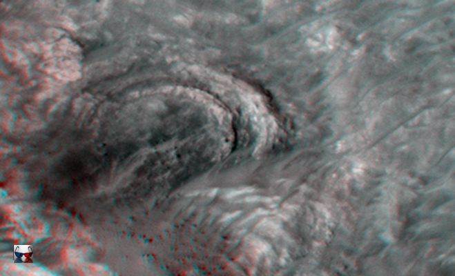 The Dawn of "X-Mars": the Dam (edm - High-Def-3D; credits: Dr M. Faccin & Lunar Explorer Italia)
In questo extra-detail mgnf (sempre realizzato dal Dr Faccin), la struttura a doppio arco del rilievo si può cogliere in tutta la sua bellezza.
Si tratta di un double-crater ormai in rovina? Secondo noi no. Certo, da qui a dire che si tratta di un rilievo artificiale ci passa la stessa distanza che separa la Terra da Marte, ma un dato a noi pare certo: questa Surface Feature NON E' rappresentativa nè di un cratere "tradizionale" (e cioè "da impatto"), nè di un pozzo da collasso (e cioè il risultato finale di una subsidenza ---> cedimento di una struttura a causa del suo stesso peso).

E' una "Planetary Oddity": una "Stranezza Planetaria", che va osservata e studiata. Tutto qui.
Parole chiave: Mars from orbit - Extremely controversial Surface Feature: "The Dam"