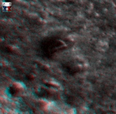 Unusual White "V-Shaped" Surface Feature (ctx frame; High-Def-3D; credits: Dr M. Faccin & Lunar Explorer Italia)
Un profilo superficiale intrigante si staglia davanti a noi, circa a centro frame: si tratta di una sorta di "V", posizionata orizzontalmente rispetto all'Orizzonte dell'Osservatore.
Questa Surface Feature, individuata dal nostro eccezionale Marco Faccin, è sicuramente intrigante ma, almeno da questa ripresa, assolutamente indecifrabile. 

Proviamo dunque ad avvicinarci un pò...

NOTA: nell'angolo inferiore Sx del frame, un'altra "follìa" della Natura: una roccia a forma di cubo che riflette i raggi del Sole. Da notare che la forma cubica del rilievo è quasi regolare e del tutto palese, senza che sia necessario ricorrere a particolari ingrandimenti o accentuazione dei contrasti.
Parole chiave: Mars from orbit - Controversial Surface Feature: "The V-Shaped Rock"
