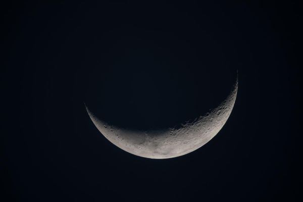 Crescent Moon
art002e019570 (April 7, 2026) – On flight day seven, following their Lunar Fly-By, the Artemis II crew captured this view of a delicate crescent Moon on their journey back to Earth. 
Along the Terminator, where low-angle Sunlight casts long shadows that accentuate craters, ridges, and subtle variations in terrain. 
The softly illuminated surface highlights the Moon’s rugged landscape, while much of it remains in shadow.
Parole chiave: The Moon