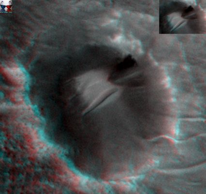 Dark "Triangle" in the Crater... (edm - High-Def-3D; credits: Dr M. Faccin & Lunar Explorer Italia)
Guardate: una sorta di struttura a forma di "Triangolo Isoscele" (nero e con il vertice rivolto verso il basso) giace "appoggiata" su fianco di questo piccolo cratere, sul cui fondo si intuisce la presenza di un cumulo di fango, caratterizzato dalla presenza di due profondi solchi.
Ora, ci domandiamo e Vi domandiamo: CHE COSA può essere/rappresentare una "Struttura" quale è quella che si vede qui, e che - ripetiamo - giace APPOGGIATA ad una parete del Cratere?

Si, lo sappiamo: non ci sono risposte. Solo nuove domande...
Parole chiave: Mars from orbit - Extremely controversial Surface Feature: "The Black Triangle"