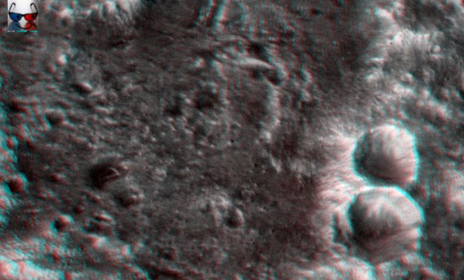 Steps... (ctx frame - High-Def-3D; credits: Dr M. Faccin & Lunar Explorer Italia)
Osservate attentamente i due rilievi che sembrano formare un "8", alla Vostra Dx...Si tratta di due crateri (probabilmente secondari), decisamente rotondeggianti e, si direbbe, non molto profondi. 

Nulla di strano, quindi? 

Guardate meglio: guardate, soprattutto, il cratere che si trova più in basso rispetto al punto di osservazione e quindi, se non notate ancora nulla, andate a vedere il prossimo frame...
Parole chiave: Mars from orbit - Controversial Surface Feature: "The Steps"
