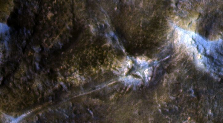 Crossway (High-Def-3D; credits: Dr M. Faccin & Lunar Explorer Italia)
Il rilievo è splendido e suggestivo: lo abbiamo intitolato "Crossway" (---> incrocio) perchè ciò che si vede sembra davvero un incrocio fra due strade (sconnesse, certo, ma ancora ben delineate). Ma non è tutto! Guardate il paesaggio circostante e, in particolare, l'area compresa (considerando "l'Incrocio" come un divisorio del main-frame) nel quadrante superiore alla Vostra Sx.

Osservatela bene: non Vi sembra che si tratti di una superficie costituita da megablocchi di roccia (?) le cui forme e dimensioni (simili) sono tali da formare una sorta di "pavimentazione a mammelloni" (scusate la brutta espressione ma, onestamente, è difficile trovarne un'altra...)?

Purtroppo siamo ancora troppo lontani per poter azzardare ipotesi sensate ma quello che possiamo tranquillamente dire subito è che siamo al cospetto di un panorama davvero MOLTO interessante e profondamente...Alieno!
Parole chiave: Martian Surface - Extremely Unusual Surface Feature - The "Crossway"