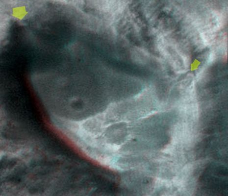 Lake?!? (edm - High-Def-3D; credits: Dr M. Faccin & Lunar Explorer Italia)
Freccia Gialla posta a Nord della depressione: un'altra area "blurred", non visibile senza magnificazione, che suggerisce una rapida caduta di materiale (con effetto "midst", o "nebbiolina": un effetto caratteristico delle cascate d'acqua in cui la pressione del getto in uscita è piuttosto alta).

Freccia Gialla posta ad Est della depressione: le due possibili "bocche" (fratture/cracks) dalle quali esce questo "materiale" che poi precipita sul fondo e, dopo aver attraversato una porzione di terreno, si deposita sul versante Ovest/Sud-Ovest della depressione, formando una sorta di laghetto.

Nota Lunexit: quando diciamo "materiale", intendiamo dire che la natura di quanto eiettato dalle fiancate del rilievo e quindi depositatosi sul fondo dello stesso, POTREBBE essere acqua, così come potrebbe trattarsi di semplici polveri e/o (più ragionevolmente) di acque sporche.
Parole chiave: Mars from orbit - Controversial Surface Feature: "The Waterfall"