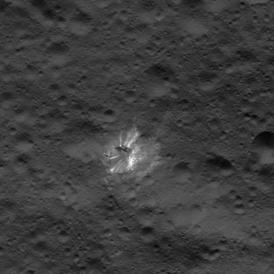 Unusually-looking Surface Feature on 1-Ceres
Caption NASA Originale:"This image was obtained by NASA's Dawn Spacecraft on July 17, 2018 from an altitude of about 25 miles (such as approx. 40,23 Km).

The center of this picture is located at about 31,0° South Latitude and 248,9° East Longitude".
Parole chiave: Dwarf Planets - 1-Ceres