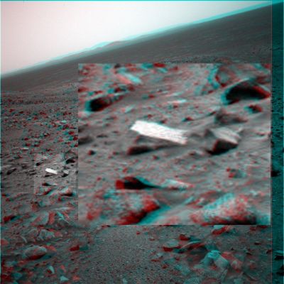 The "Open Trapdoor" (by Dr M. Faccin)
Quante volte ci siamo imbattuti in profili/rilievi superficiali "ambigui" e, dopo averne discusso, ci siamo dovuti arrendere all'idea che essi non erano spiegabili (nè razionalmente, nè facendo ricorso a teorie esplicative "esotiche")? Innumerevoli.
E quanti "Indizi" occorrono per fare una "Prova"?

Si, lo sappiamo: non è questo il modo corretto di ragionare. E' vero: stavamo solo scherzando un pò...Ma certo non scherziamo allorchè Vi invitiamo ad inforcare gli occhialini per la visione in 3D e quindi andare a guardare il dettaglio magnificato (ed individuato dal nostro Dr Faccin) che, in tutta la sua peculiarità, si trova davanti a noi.

Di che si tratta? Nell'immagine bidimensionale sembrava trattarsi di un boulder a pianta quadrata, parzialmente interrato e caratterizzato da un'albedo elevata: qualcosa di curioso, quindi, ma certo non di anomalo. Tuttavia, una volta ottenuta una panoramica tridimensionale ed in Superdefinizione, ecco che pare accadere l'incredibile: quella che sembrava essere la semplice porzione superiore di un boulder infossato, si "trasforma" in una sorta di lastra sottile e - si direbbe - traslucida la quale appare PARZIALMENTE SOLLEVATA RISPETTO AL PIANO DEL BOULDER A CUI ACCEDE ED A CUI SI COLLEGA (sul suo lato corto). 

In altre parole?

In altre parole, SEMBRA che stiamo osservando una botola il cui "coperchio" è stato parzialmente sollevato.

Si, certo: è assurdo, è incredibile, non è possibile...Certo, certo: ne siamo consapevoli. Ed infatti, dopo lo stupore e la meraviglia iniziali, siamo andati a guardare meglio - con MENO entusiasmo e PIU' razionalità - e...la Verità è emersa: se, come dice il Dr Feltri, la visione bidimensionale inganna e quella tridimensionale è sincera (un'equazione che condividiamo, ma solo in parte), talvolta è vero anche il contrario.
La tridimensionalizzazione del rilievo, infatti, ne ha rese alcune delle sue fattezze (il lato Sx, tanto per essere chiari) MENO EVIDENTI rispetto alla sua rappresentazione a due dimensioni. E per MENO EVIDENTI si deve intendere "apparentemente traslucide" (un effetto, questo, che è di regola correlato alla tridimensionalizzazione di frames la cui definizione originale non è straordinaria - leggi: è scarsa).

Insomma: un intrigante effetto ottico ed una possibile Scoperta andata in fumo...O forse no?

Beh, inforcate gli "Occhialini" e guardate Voi stessi: il dettaglio iniziale che ha captato la nostra attenzione, infatti, NON ERA CERTO L'UNICO DETTAGLIO INTRIGANTE...C'è dell'altro. C'è di più.

E c'è di meglio!...
Parole chiave: Martian Surface - Extremely Unusual Surface Feature - The "Trapdoor"