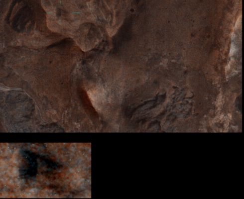 The "Triangle" (by Dr M. Faccin)
...E se proprio vogliamo andare in cerca di "Misteri" - ma quelli VERI, che al CICAP fanno una paura folle... -, che cosa ne pensate di questa autentica ed estremamente bizzarra Surface Feature, la quale ci ricorda - nella sua forma (diremmo inequivocabilmente triangolare) - un OVNI frequentemente individuato nei Cieli della Terra? 

Ancora una volta, dal nostro Dr Faccin, un dettaglio superficiale praticamente invisibile, a meno che non si possieda una vista eccezionale, un'esperienza (nell'individuazione di rilievi superficiali anomali) notevolissima e l'abitudine ad operare sui frames MRO in quella loro unica versione che ci può consentire, in determinati casi e circostanze, di dire - con un certo margine di approssimazione e di verosimiglianza - "Si: siamo davanti a qualcosa di inspiegabile".

Un vero peccato che la NASA (per ovvie ragioni) e l'intera Comunità dei Ricercatori Privati (sia al di qua, che al di là dell'Oceano...) abbiano deciso di non esaminare questi straordinari frames (e le fenomenologie che essi - talvolta - ci rappresentano), nell'unico modo possibile: in FULL RESOLUTION e quindi - armati di Pazienza e Passione - uno per uno e centimetro quadrato per centimetro quadrato.

Si, è un Metodo difficile e faticoso: lo sappiamo benissimo. Però, credeteci, questo è l'unico modo in cui - prima o poi - si potrà arrivare veramente ad identificare qualcosa che non sìano le solite "ombre", i "pixel sgranati", le "distorsioni da ipermagnificazione" e, ovviamente, le "sviste planetarie" (con "bufale" annesse)...
Parole chiave: Mars from orbit - Extremely Controversial Surface Feature