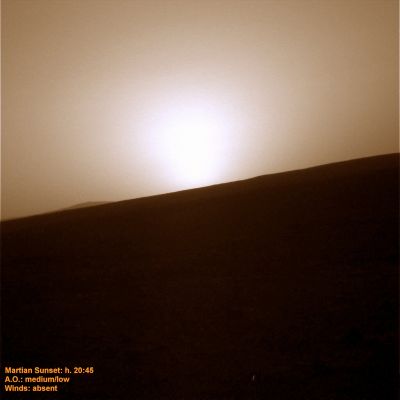 Martian Sunset (1) - Sol 858
Elaborazione in colori naturali ottenuta usando il Programma JASC Paint Shop Pro 7. Da notare che l'interpretazione di cui al quadro n. 2 (ottenuta da un frame originale Spirit in b/w) è assolutamente identica alle (presunte) elaborazioni in colori naturali (o anche "approssimativamente veri") operate dalla NASA impiegando dei softwares talmente avanzati che noi non dovremmo essere neppure capaci di immaginarli.

Conclusione: e se l'Enigma dei "Colori di Marte" non fosse un Enigma? 
E se le super-tecnologiche elaborazioni della NASA sui Colori di Marte non fossero altro che "giochi", ossìa delle interpretazioni speculative e di fantasia, nè più, nè meno affidabili delle nostre?

Pensiamoci sopra...
Parole chiave: Martian Sunset