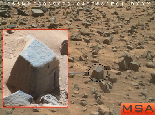 Possible "Predatory Borehole" (Credits: MarsSurfaceAnomalies.com)
Molto interessante, ma assolutamente decontestualizzata e quindi...ce ne facciamo ben poco
Parole chiave: Martian Surface - possible Anomaly