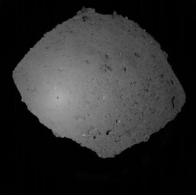 162173 Ryugu
Le caratteristiche superficiali di questo Asteroide della "Classe Apollo" lo rendono incredibilmente simile ad ALMENO altri due Asteroidi che ben conosciamo:  25143 Itokawa e 101955 Bennu. Tutti (almeno in teoria...) formatisi per "aggregazione gravitazionale di corpuscoli". 

Interessanti, per tanti motivi. Ma soprattutto perché sono, di fatto, degli Asteroidi quasi completamente identici: nessun Cratere da Impatto e Boulders "enormi" ben visibili nelle loro immagini di profilo (tipo "Skyline").

A questo punto bisogna ammettere che i Tecnici della JAXA (l'Agenzia Spaziale Giapponese) hanno un "occhio" ed una "mira" davvero eccezionali! Chissà, oltre le dichiarazioni di facciata, che cosa stanno cercando... Volete un'ipotesi? Magari l'Origine della Vita sulla Terra. Oppure le modalità attraverso le quali questi Asteroidi non solo si formano, ma poi "sopravvivono", nonostante la loro "fragilità", alle Onde Gravitazionali (vedi: Limite di Roche) ed alle Ere (e qui parliamo di miliardi di anni).
Parole chiave: Asteroids - 162173 Ryugu