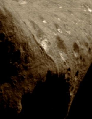 Eros' North Polar Region (natural colors; credits: Lunexit)
For much of the past five weeks, imaging activities on the NEAR Shoemaker Spacecraft have focused on the high Northern Latitudes of Eros. 
The point at which the Sun is directly overhead - known as the "subsolar point" - has been steadily moving from Eros' Northern Regions toward the Equator as the Asteroid's seasons progress. 
As this happens, the Northern Hemisphere is illuminated less and less, and previously dark Southern Latitudes progressively come into view. 

In this image, taken March 19, 2000, from a range of 205 Km (approx. 127 miles), the asteroid's North Pole is in the upper right of the frame. The whole scene is 7,4 Km (4,6 miles) across. 

(Image 0128883708)
Parole chiave: Asteroids - 433-Eros