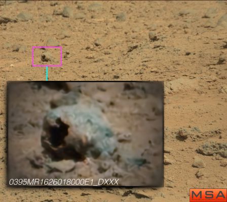 What came out of there?!? (Credits: MarsSurfaceAnomalies.com)
Intrigante. Un "guscio" vuoto e con frattura che "SEMBRA" tradire - se guardate bene - un impatto avvenuto dall'interno (insomma: qualcosa è "uscita" di lì). Alien, once again. Questa immagine è davvero interessante, ma ancora e sempre decontestualizzata ed introvabile nei frame originali. Per cui...
Parole chiave: Martian Surface - possible Anomaly