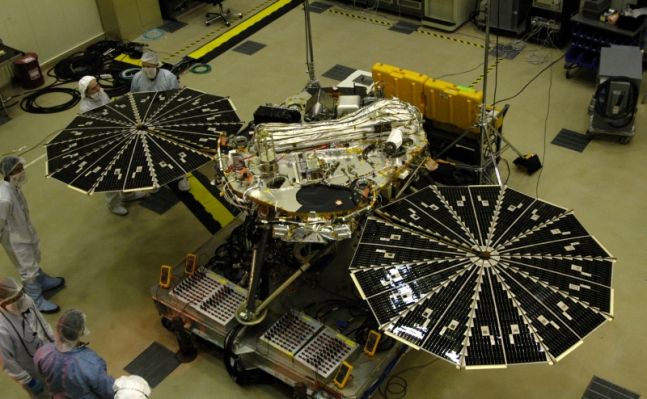 The Phoenix Lander and its Solar Panels in the "Clean Room"
nessun commento
Parole chiave: Spacecrafts - Phoenix Lander