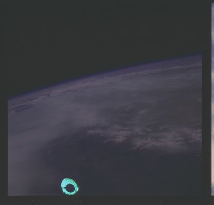 AS 07-07-1833 - A "very" bizarre image-artifact, from Apollo 7 (2)
Allora? Che cosa ne dite? Siamo davanti ad un curioso - a dire poco - image-artifact (?) individuato dall'attentissimo Dr Barca, oppure no?

E, secondo Voi, qualora si trattasse di un vizio del frame, a quale classe di vizi dell'immagine esso potrebbe appartenere?
Ed in caso contrario - e sempre a Vostro avviso - di che cosa potrebbe trattarsi?
Parole chiave: The Earth from Orbit - Possible Image-Artifact