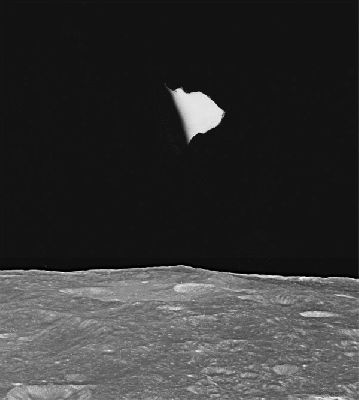 Trash around the Moon? (GIF Movie; credits: Dr Alessio Feltri)
Nel ringraziare il nostro Grande Amico e Collega, Dr Alessio Feltri, per questo GIF-Movie davvero MOLTO ben fatto (ottenuto dai frames Apollo 10 AS 10-28-3988/3989 e 3990), vorremmo ora spendere qualche parola su ciò che, a nostro parere, questa incredibile sequenza potrebbe rappresentare. 
In realtà, un'opinione al riguardo l'avevamo già espressa in un articolo pubblicato da NEXUS nel Luglio 2005 ("Trash Around The Moon?"), ma abbiamo - di recente - letto dei commenti piuttosto sconcertanti al riguardo su un Forum USA (AboveTopSecret - http://www.abovetopsecret.com/forum/thread314256/pg3) ai quali vorremmo fare un riferimento. 
Ebbene, pur rispettando al massimo le opinioni degli Amici Americani che partecipano a quel forum (due dei quali sono nostri Iscritti), gradiremmo precisare che: 
1) l'ipotesi secondo cui l'oggetto ripreso in ben 3 frames sia un image-artifact determinato dalla pellicola danneggiata è un autentico insulto all'intelligenza ed al buon senso di chi studia queste immagini (anzi: un insulto all’intelligenza e basta); 
2) l'ipotesi secondo cui l'oggetto potrebbe essere una porzione del CSM (e, per l'esattezza"...a mylar covering that got loose...": ossìa un robusto, ma flessibile, rivestimento in poliestere trasparente – simile al cellophane ed usato per proteggere e/o trasportare in sicurezza strumentazioni, cavi, cablaggi etc.) è smentita da due elementi: 
a) l'oggetto in questione è compatto, rigido, opaco e "contiene" i resti di qualcosa (i rivestimenti in mylar, inoltre, funzionalmente “ricoprono” e NON “contengono” oggetti – precisazione non esattamente irrilevante); 
b) il moto dell'oggetto è incoerente rispetto al moto del CSM (a meno che non si pensi che esso sia stato "sparato via" dal CSM stesso) – si faccia, al riguardo, un confronto tra il movimento della superficie Lunare così come appare nei tre frames – e che ci definisce il moto del CSM – ed il movimento del “relitto” spaziale. 

In realtà, il frammento di mylar staccatosi dal CSM lo si può vedere, proprio all’atto del distacco, in un filmato NASA Originale Apollo 10 (che possediamo) e tra i due "frammenti" in movimento – filmato/frames – non c'è (davvero) alcuna somiglianza.

E allora, di che cosa si tratta? Ecco. Questo è il punto. 

La Verità.

Ma la Verità – ahinoi!!! – NON LA CONOSCE (ancora) NESSUNO!

Noi di Lunexit, che facciamo il Lavoro di Divulgatori per passione e professione, cerchiamo – pur avendo enormi quantitativi di materiale ed una discreta esperienza – di essere sempre aperti, umili e possibilisti. Perché questo è l’approccio che, secondo noi, un giorno potrebbe portare a qualcosa.

Chi invece va a scrivere su Forum di Scienza, simil-Scienza, Fantascienza e stupidaggini pure (sia qui, in Italia, sia al di là dell'oceano...) sembra avere tutta la Scienza e la Conoscenza possibili e si sente assolutamente in diritto di esprimere pareri tanto formalmente autorevoli, quanto (alla prova dei fatti) arroganti, sgraziati e sballati, non solo sul Lavoro fatto da altri, ma pure in ordine a Materie sulle quali – e non ci vuole un genio per capirlo – la competenza tecnica posseduta è davvero (e tristemente) bassa. 

Ok, va bene: questo atteggiamento (l'abbiamo capito) esprime il modus cogitandi et scribendi degli Anni '90 e 2000: d’accordo, ne prendiamo atto. 
Ma lasciateci dire e scrivere, però, che questo "modus" è lo stesso che conduce all'incomprensione, alla chiusura reciproca, alla violenza verbale e, nel contempo, alla disinformazione ed alla divulgazione dell'ignoranza più gretta e più bieca.

Gli esempi che potremmo fare sono davvero tanti (moltissimi, purtroppo, di "casa nostra"), ma noi ci fermiamo qui – perché non abbiamo né tempo, né voglia di far gazzarra con persone tanto incompetenti quanto presuntuose –, rinnovando a tutti i nostri Amici il solito invito: se avete la Verità fra le mani, allora esprimetela e - nel contempo - fornite una adeguata prova di Essa a chi invece “brancola nel buio”.
Ma se non l'avete e volete comunque parlare e scrivere...cercate almeno di essere un pizzico saggi ed umili. 
Farete una bella figura (in ogni caso) e, se non altro, avrete dato un contributo intelligente e costruttivo alla Causa della Ricerca della Verità.

Tutto qui. 

E se ora avete dei commenti da fare sulla Natura di questo "oggetto", dovete solo iniziare a scrivere!...


Parole chiave: GIF-Movie